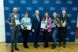 Aplinkos ministras Simonas Gentvilas su konkurso laureatais. Aistės Gadliauskaitės nuotrauka